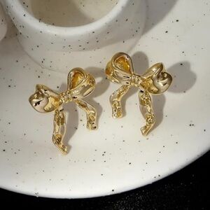 Luxurious bow earrings